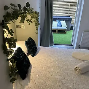  Apartment Town Centre With Hot Tub United Kingdom